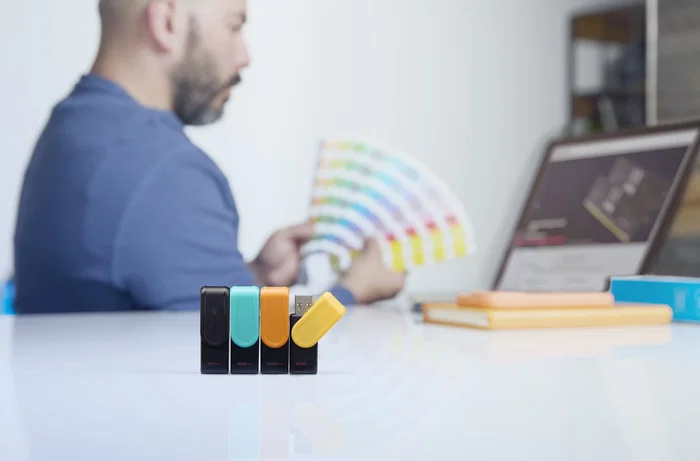 Kingston DataTraveler Exodia S - USB Flash Drive 512 GB USB 3.2 Gen 1 Tipo A con Tapon Giratorio - Color Negro y Amarillo