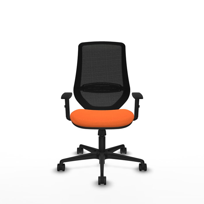 Silla de oficina Mardos con mecanismo Sincro tapizada con Tela color Naranja y malla color Negro. Equipada con lumbar 1D, Brazos 1D y Ruedas 65mm nailon