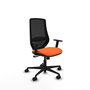Silla de oficina Mardos con mecanismo Sincro tapizada con Tela color Naranja y malla color Negro. Equipada con lumbar 1D, Brazos 1D y Ruedas 65mm nailon