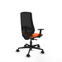 Silla de oficina Mardos con mecanismo Sincro tapizada con Tela color Naranja y malla color Negro. Equipada con lumbar 1D, Brazos 1D y Ruedas 65mm nailon