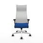 Sillón Albacete con mecanismo Sincro tapizada con Similpiel color Azul y malla color Blanco. Equipado con Base poliamida blanca, Brazos 1D y Ruedas 65mm nailon