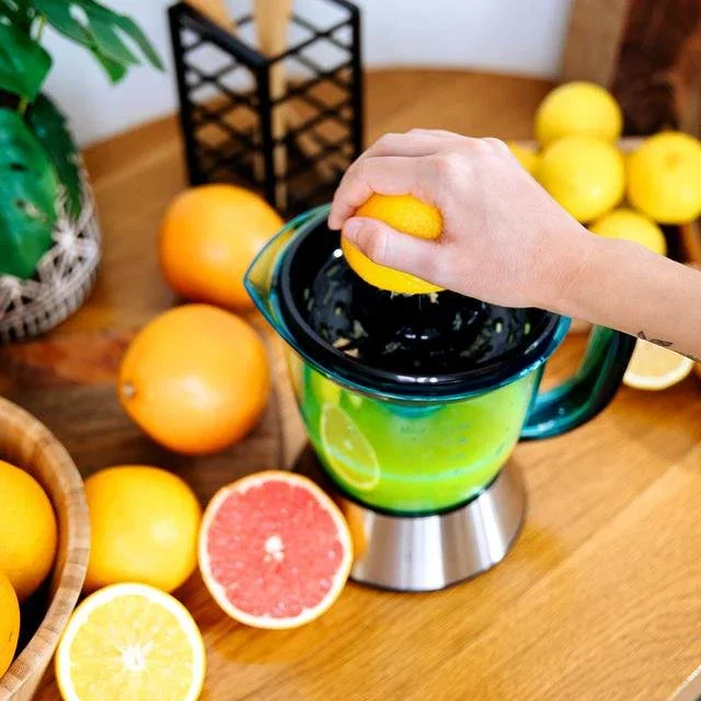 CECOTEC Exprimidor Zitrus Easy White V, Exprimidor Lenta Automático, 40W, 2 Conos, 1L, Negro/Azul/Acero Inoxidable