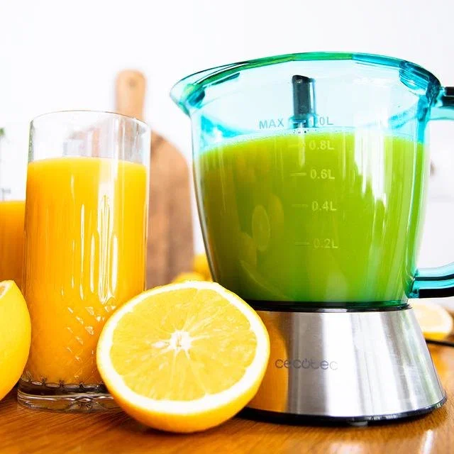 CECOTEC Exprimidor Zitrus Easy White V, Exprimidor Lenta Automático, 40W, 2 Conos, 1L, Negro/Azul/Acero Inoxidable