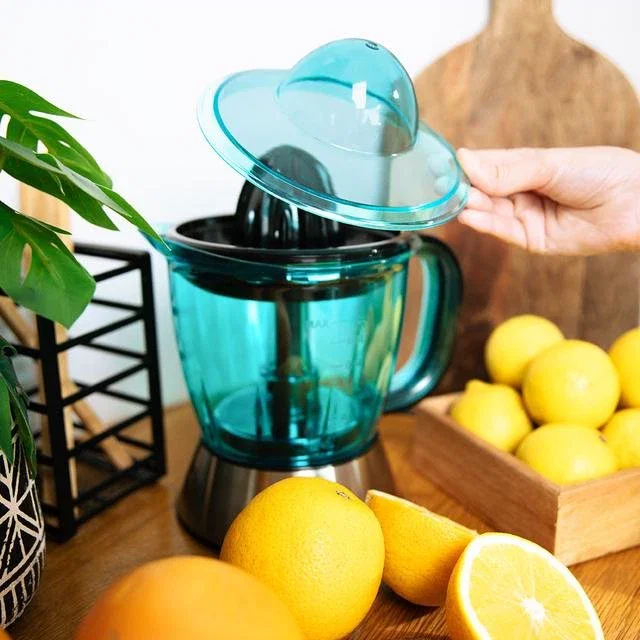 CECOTEC Exprimidor Zitrus Easy White V, Exprimidor Lenta Automático, 40W, 2 Conos, 1L, Negro/Azul/Acero Inoxidable