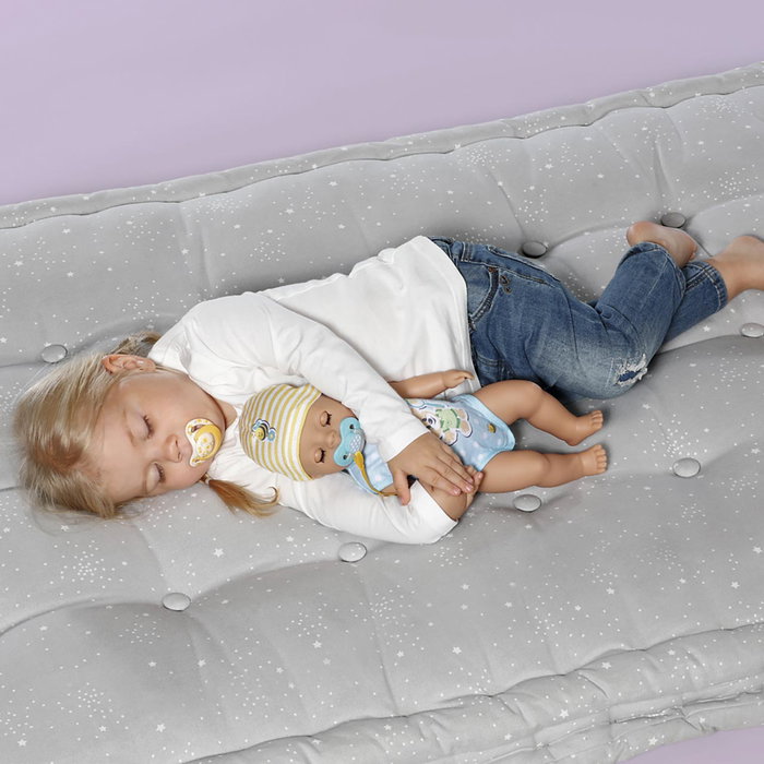 Zapf Creation Muñeco Baby Born 36cm - Bebe Agua, Moja Pañal, Duerme, Móvil, con 7 Accesorios: Biberón, Chupete, Pañales, Plato, Cuchara, Botella y Certificado