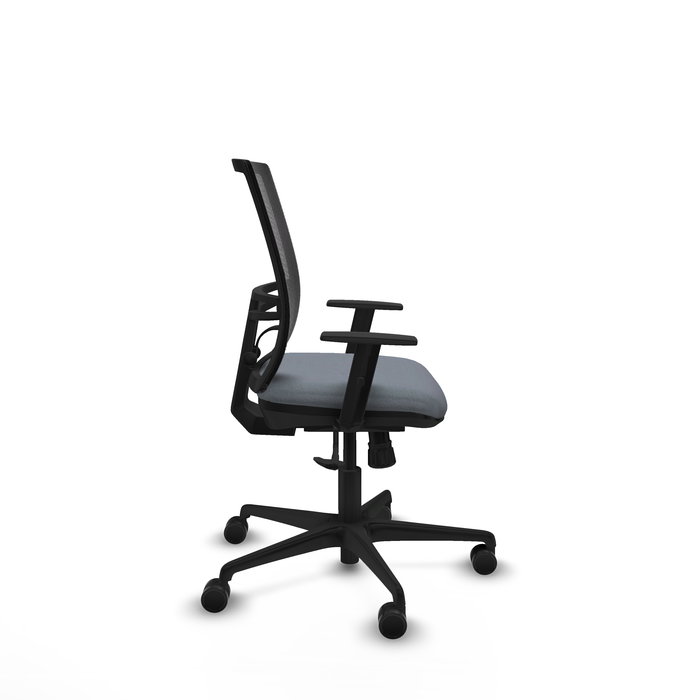 Silla de oficina Yunquera con mecanismo Sincro tapizada con Tela color Gris y malla color Negro. Equipada con lumbar 1D, Brazos 1D y Ruedas 65mm nailon