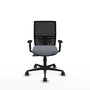 Silla de oficina Yunquera con mecanismo Sincro tapizada con Tela color Gris y malla color Negro. Equipada con lumbar 1D, Brazos 1D y Ruedas 65mm nailon