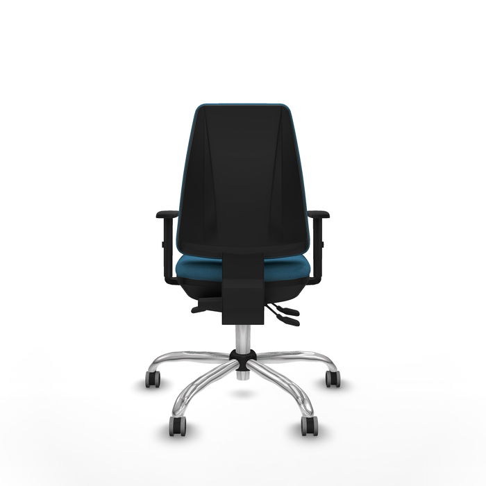 Silla de oficina Elche con mecanismo Asincro tapizada con Tela color Verde petróleo. Equipada con Base cromada, Brazos 1D y Ruedas 65 mm parqué