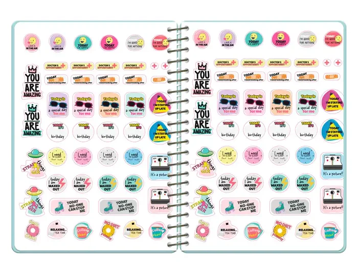 Liderpapel Agenda Escolar 2026-2027 Colección Fantasy F, Día Página A6+, Espiral, Interior Bilingüe, Tapa Dura, Incluye Pegatinas, Papel FSC 80g