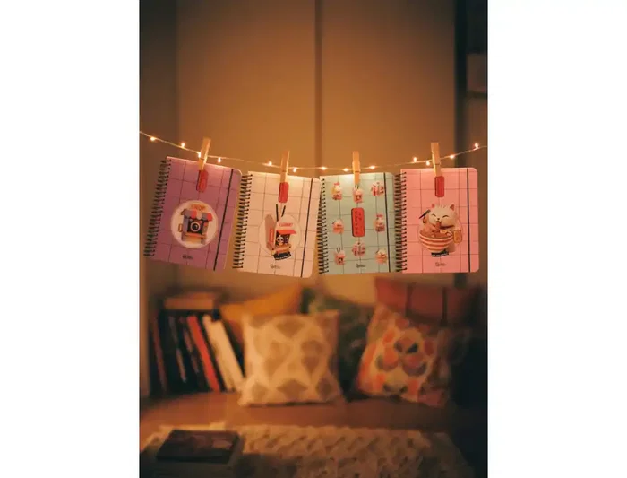 Liderpapel Agenda Escolar 2026-2027 Colección Fantasy F, Día Página A6+, Espiral, Interior Bilingüe, Tapa Dura, Incluye Pegatinas, Papel FSC 80g