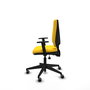 Silla de oficina Elche con mecanismo Asincro tapizada con Similpiel color Amarillo. Equipada con Base piramidal negra, Brazos 1D y Ruedas 65 mm parqué