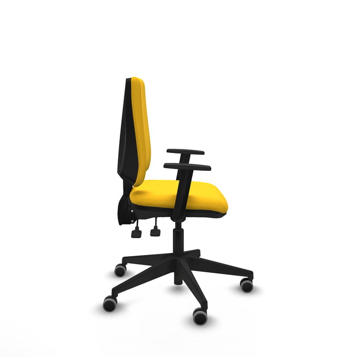 Silla de oficina Elche con mecanismo Asincro tapizada con Similpiel color Amarillo. Equipada con Base piramidal negra, Brazos 1D y Ruedas 65 mm parqué