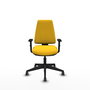 Silla de oficina Elche con mecanismo Asincro tapizada con Similpiel color Amarillo. Equipada con Base piramidal negra, Brazos 1D y Ruedas 65 mm parqué