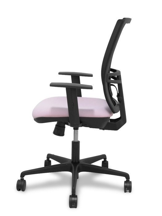 Silla de oficina Yunquera con mecanismo Sincro tapizada con Tela color Rosa y malla color Negro. Equipada con lumbar 1D, Brazos 1D y Ruedas 65mm nailon