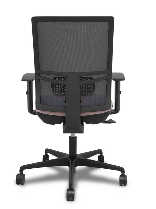Silla de oficina Yunquera con mecanismo Sincro tapizada con Tela color Rosa y malla color Negro. Equipada con lumbar 1D, Brazos 1D y Ruedas 65mm nailon