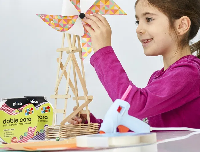 Plico Cinta Adhesiva de Doble Cara, 15 mm x 20 m, Transparente y Extra Fina, para Manualidades, Pegado de Papel, Cartón, Textil y EVA, No Amarillea, Ideal para Uso Escolar