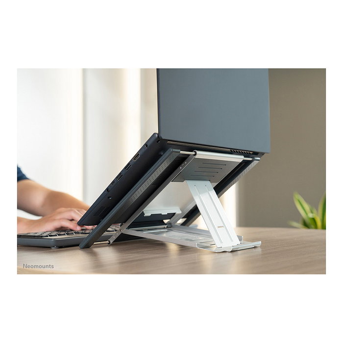 Newstar Soporte Articulado para Portátil y Tablet NSLS100, Ajustable 10-22 Pulgadas, Plegable, Hasta 5 KG, Plata, Aluminio
