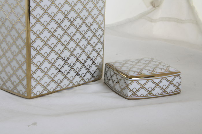 DKD Home Decor Jarrón de Porcelana Scrat Blanco y Dorado 15,5x15,5x22 cm DKD Home Decor Jarrón de Porcelana Scrat Blanco y Dorado 15,5x15,5x22 cm