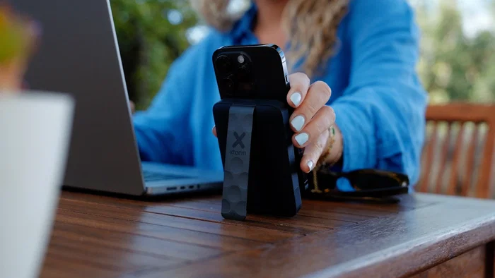 Xtorm FS5W101 Powerbank Cargador Inalámbrico Magnético 10000 mAh con Soporte y Pantalla LED - MagCharge Ultra 15W Compatible MagSafe para iPhone - Negro