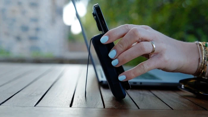 Xtorm FS5W101 Powerbank Cargador Inalámbrico Magnético 10000 mAh con Soporte y Pantalla LED - MagCharge Ultra 15W Compatible MagSafe para iPhone - Negro