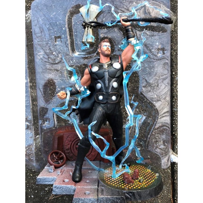Diamond Select Toys Estatua Thor Marvel Gallery Avengers 3 PVC 23cm