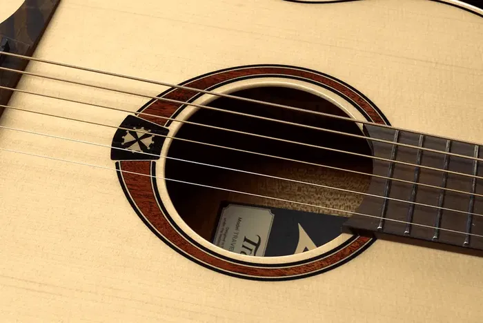 LAG Guitarra Acústica Lâg Travel Spruce Natural Folk Tapa Abeto Engelmann Macizo Fondo Y Aros Caoba Brillante 6 Cuerdas