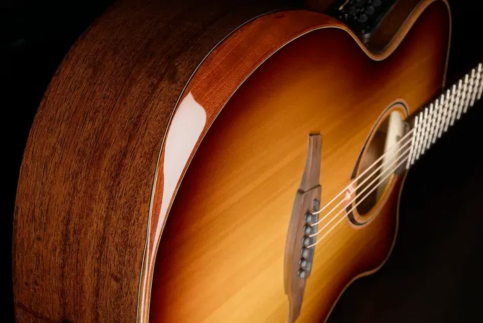 LAG Guitarra Acústica Auditorium A/E Cutaway Edición Limitada Bisel - Brown Shadow