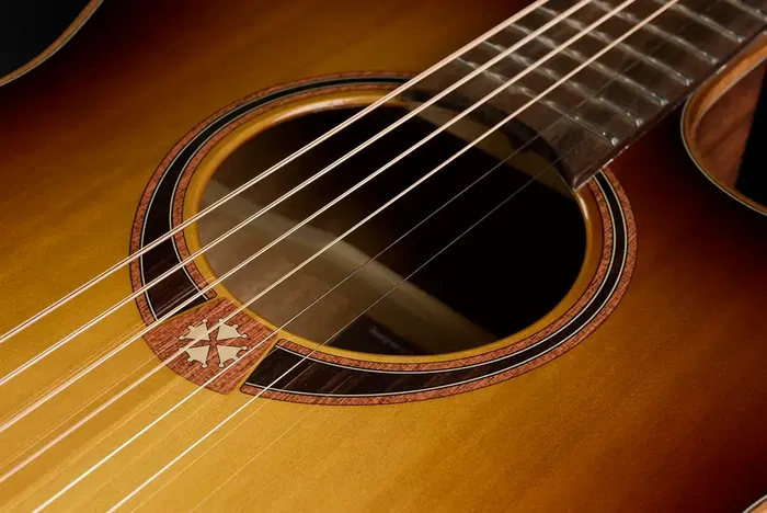 LAG Guitarra Acústica Auditorium A/E Cutaway Edición Limitada Bisel - Brown Shadow