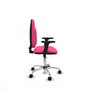 Silla de oficina Algarra con mecanismo Contacto permanente básico tapizada con Similpiel color Rosa. Equipada con Base cromada, Brazos 2D y Ruedas de nailon 50 mm