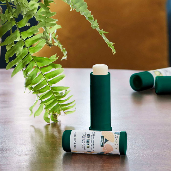 The Body Shop ALMOND MILK Barra Labial 4,2 g The Body Shop ALMOND MILK Barra Labial 4,2 g