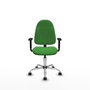 Silla de oficina Algarra con mecanismo Contacto permanente básico tapizada con Tela color Verde. Equipada con Base cromada, Brazos 1D y Ruedas de parqué