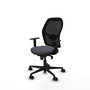 Silla de oficina Jorquera con mecanismo Sincro tapizada con Tela color Gris oscuro y malla color Negro. Equipada con lumbar 1D, Brazos 1D y Ruedas 65mm nailon