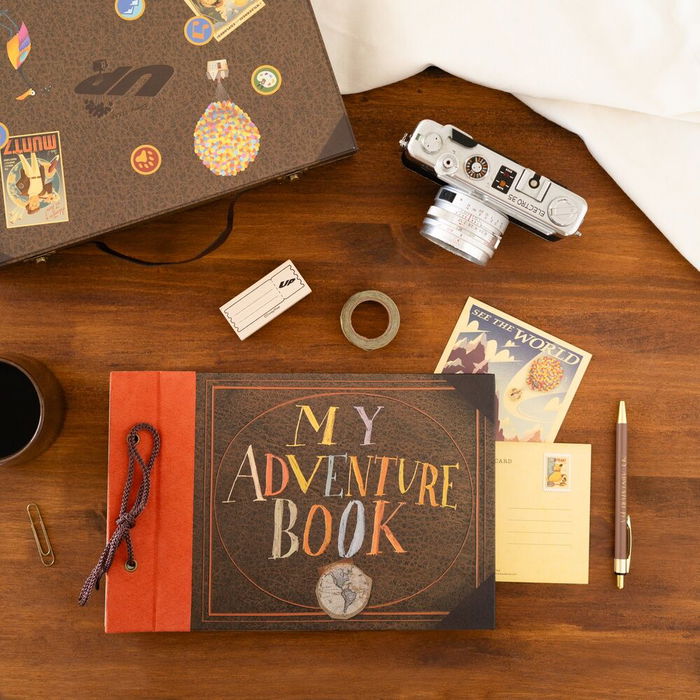 ERIK Set Maletin Scrapbook My Adventure Book UP Disney Pixar Incluye Bolígrafo, Cintas Washi Tape, Sello, Postales y Pegatinas (20x30x6,5cm) ERIK Set Maletin Scrapbook My Adventure Book UP Disney Pixar Incluye Bolígrafo, Cintas Washi Tape, Sello, Postales y Pegatinas (20x30x6,5cm)