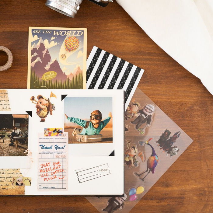 ERIK Set Maletin Scrapbook My Adventure Book UP Disney Pixar Incluye Bolígrafo, Cintas Washi Tape, Sello, Postales y Pegatinas (20x30x6,5cm) ERIK Set Maletin Scrapbook My Adventure Book UP Disney Pixar Incluye Bolígrafo, Cintas Washi Tape, Sello, Postales y Pegatinas (20x30x6,5cm)