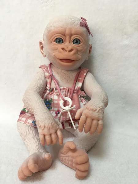 Muñeco gorila bebé albino con chupete y vestido 29 cm - modelos surtidos