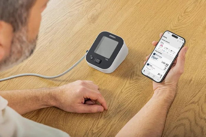 OMRON M2+ Tensiómetro de Brazo Digital Inteligente Conectado por Bluetooth a App para Smartphone, Manguito 22-42 cm
