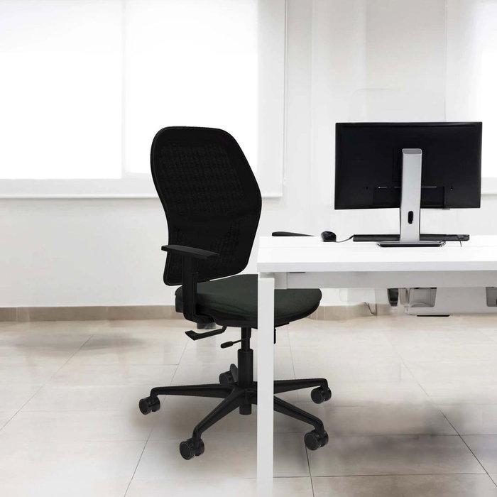 Silla de oficina Jorquera con mecanismo Sincro/Traslack tapizada con Tela color Verde esmeralda y malla color Negro. Equipada con lumbar 1D, Brazos 1D y Ruedas 65mm nailon