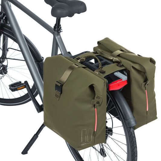 Basil Soho Alforjas Dobles 41L Verdes con Tira LED para Bicicleta