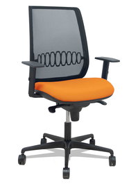 Silla de oficina Alares con mecanismo Sincro tapizada con Tela color Naranja y malla color Negro. Equipada con lumbar 1D, Brazos 1D y Ruedas 65mm nailon