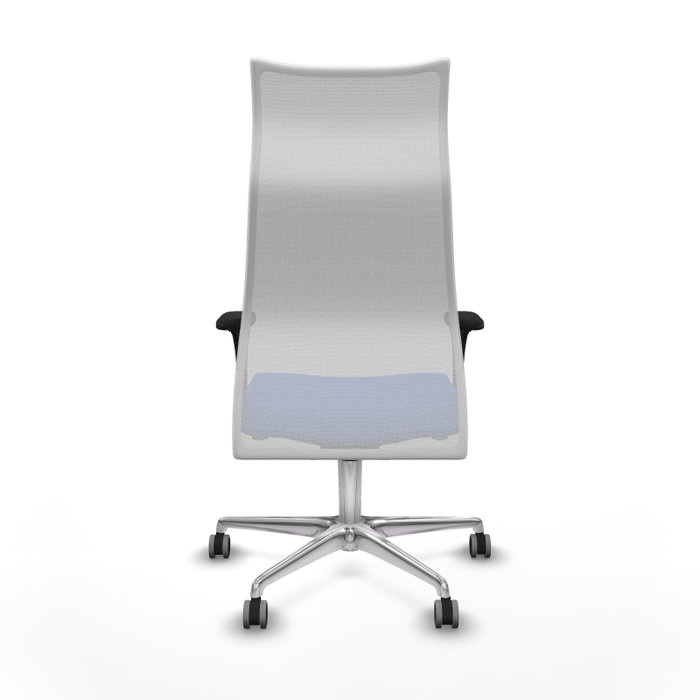 Sillón Albacete con mecanismo Sincro tapizada con Tela color Azul y malla color Blanco. Equipado con Base aluminio, Brazos 1D y Ruedas 65 mm parqué