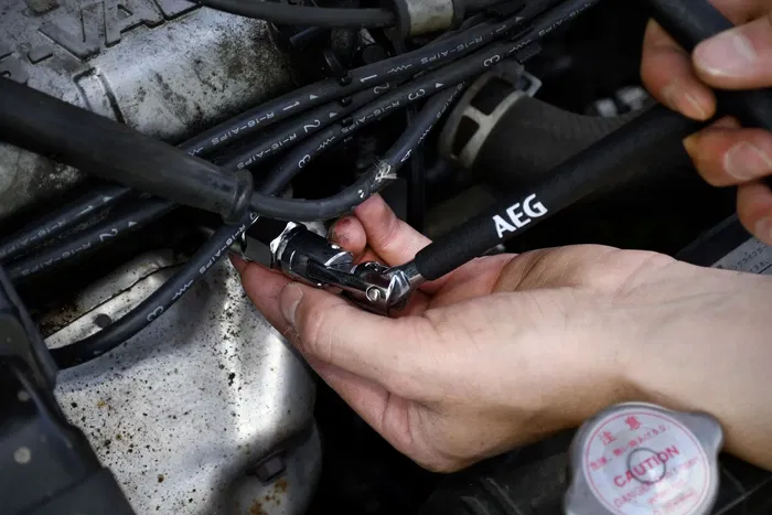 Aeg Llave Bujías Articulada con Rótula y 3 Manguitos 16-18-21mm Mango T Antideslizante Acero Inoxidable