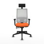 Silla de oficina Horna con mecanismo Sincro/Traslack tapizada con Tela color Naranja y malla color Blanco. Equipada con lumbar 1D, Brazos 1D, Cabecero Fijo y Ruedas 65 mm parqué
