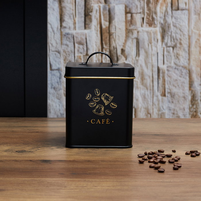 Cook Concept Bote Metal Lounge Negro Mate con Ilustraciones Doradas Tapa Asa Medidas 11,6x11,6x16 cm Cook Concept Bote Metal Lounge Negro Mate con Ilustraciones Doradas Tapa Asa Medidas 11,6x11,6x16 cm