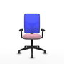 Silla de oficina Motilla con mecanismo Sincro tapizada con Tela color Rosa y malla color Azul. Equipada con lumbar 1D, Brazos 3D y Ruedas 65 mm parqué