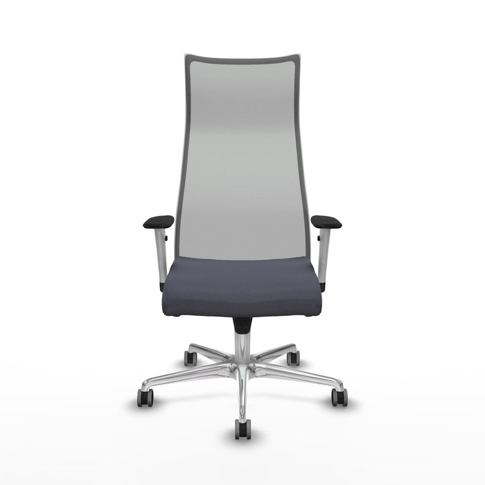 Sillón Albacete con mecanismo Sincro tapizada con Tela color Gris oscuro y malla color Gris. Equipado con Base aluminio, Brazos 1D y Ruedas 65 mm parqué