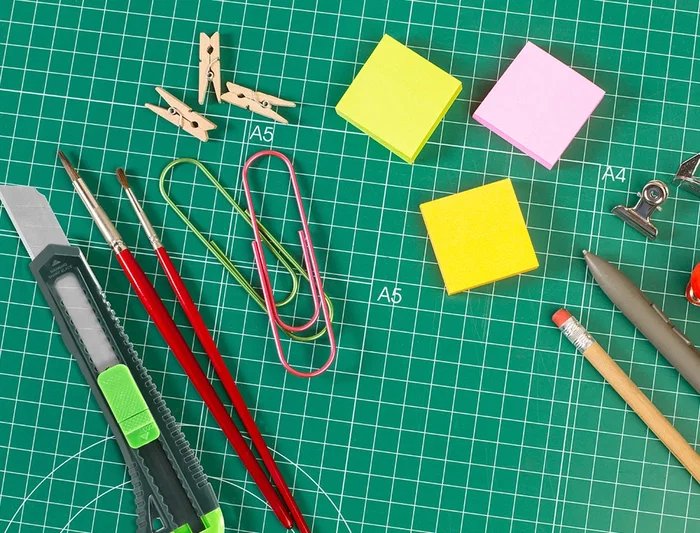 Q-connect Cúter de Plástico Ancho con Asa para Colgar Cuchilla 18 mm Blíster 1 Unidad