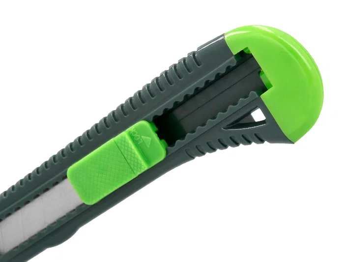 Q-connect Cúter de Plástico Ancho con Asa para Colgar Cuchilla 18 mm Blíster 1 Unidad