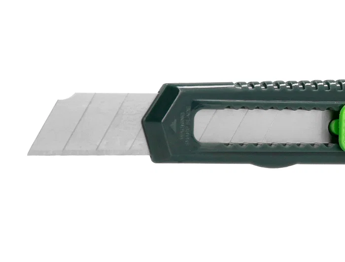Q-connect Cúter de Plástico Ancho con Asa para Colgar Cuchilla 18 mm Blíster 1 Unidad