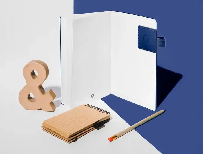 Antartik Portabolígrafo Autoadhesivo para Cuaderno, Elástico Ajustable hasta 15mm, Color Azul Marino, 40x40 mm Antartik Portabolígrafo Autoadhesivo para Cuaderno, Elástico Ajustable hasta 15mm, Color Azul Marino, 40x40 mm