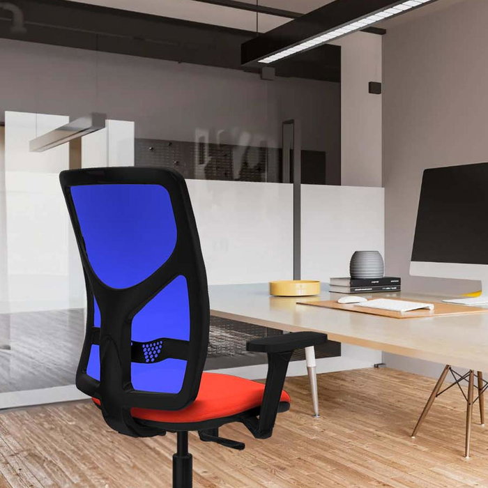 Silla de oficina Motilla con mecanismo Sincro tapizada con Tela color Azul y malla color Gris. Equipada con lumbar 1D, Brazos 3D y Ruedas 65 mm parqué